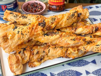 Pittige kaasstengels met tonijn en crispy chili olie, vers uit de oven