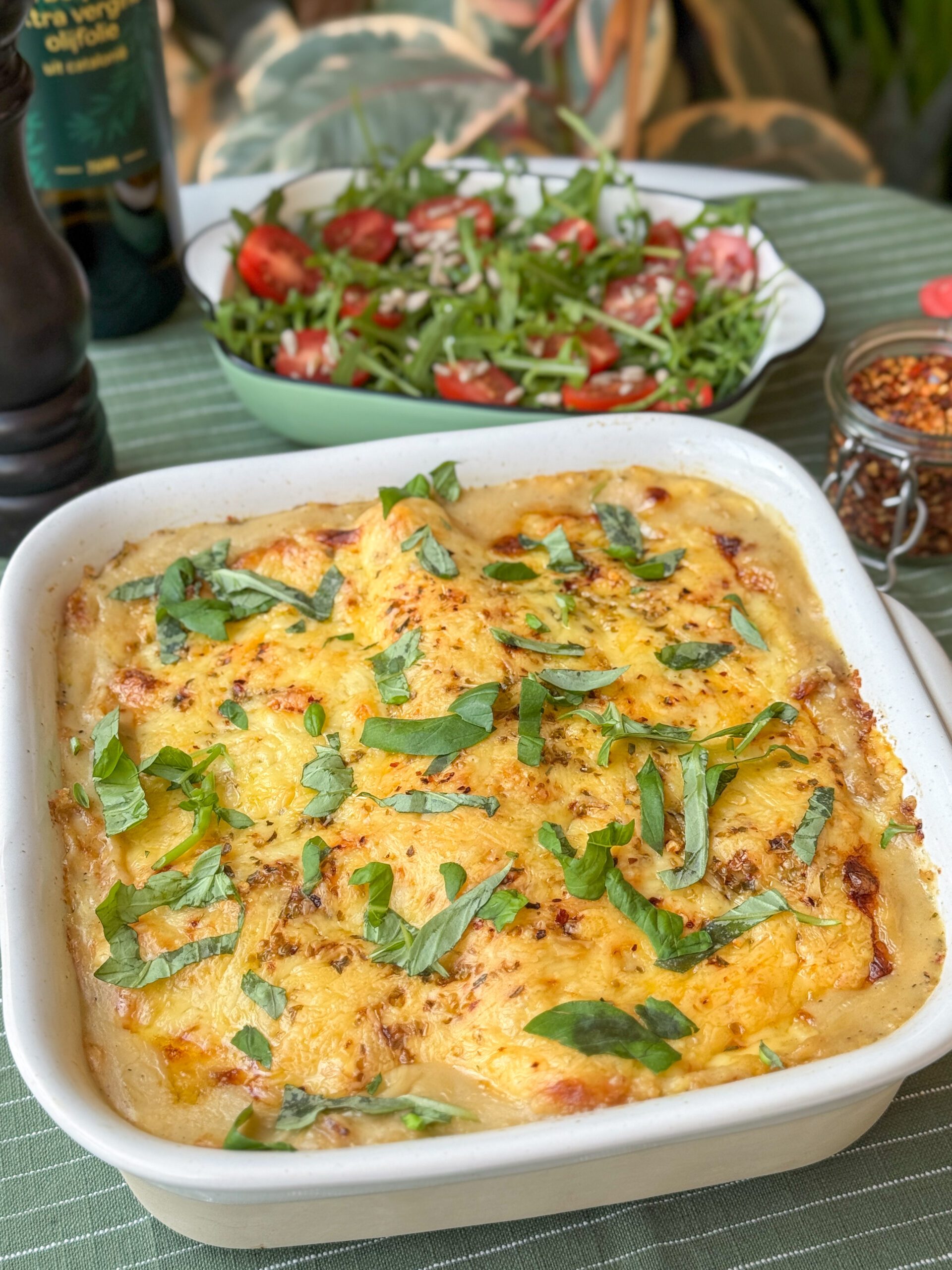 lasagne met witlof en bechamelsaus in witte ovenschaal
