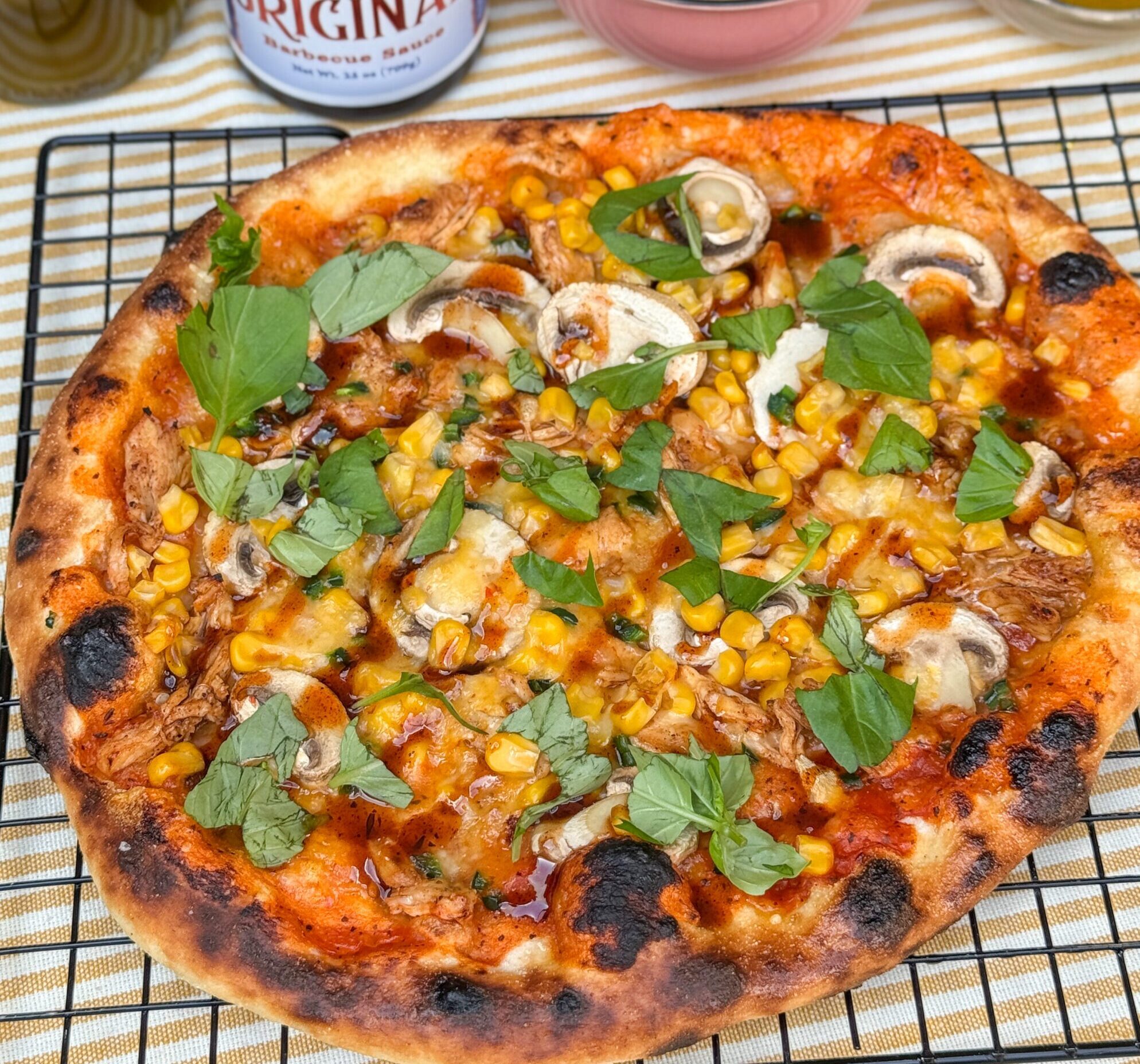 pizza met kip, BBQ saus, rode ui, mais en gesmolten kaas