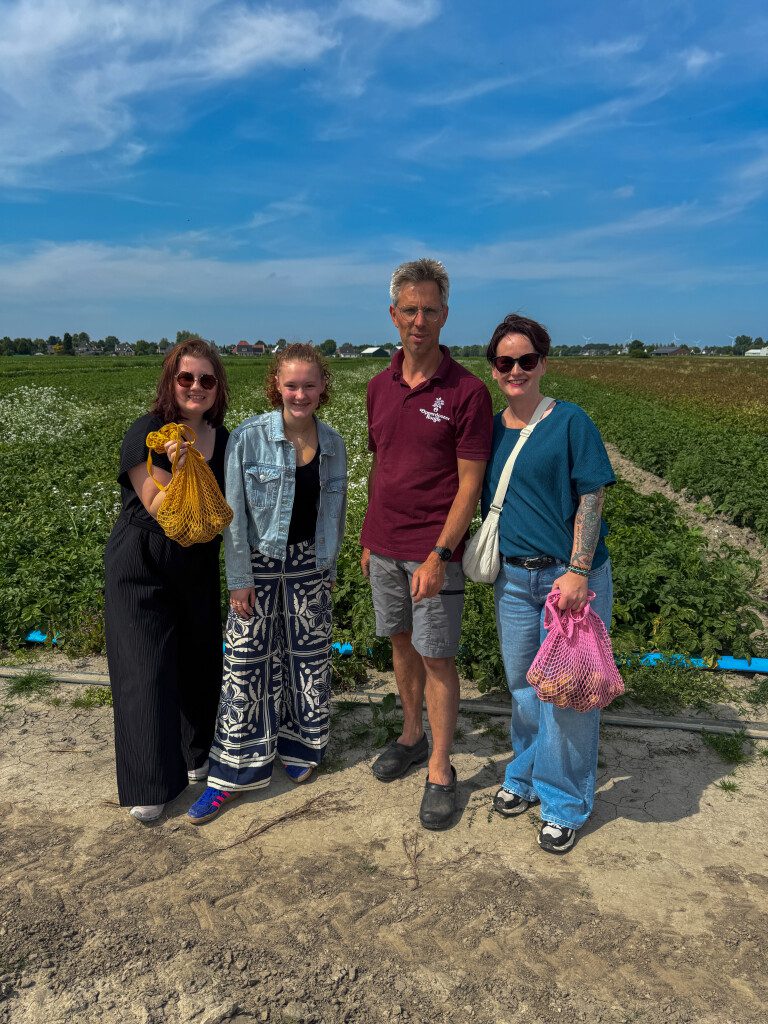 Familie over de Kook op bezoek bij aardappelteler van Opperdoezer Ronde aardappelen