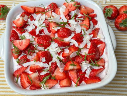 Aardbeien tiramisu in een schaal met verse aardbeien bovenop – romig dessert zonder rauw ei
