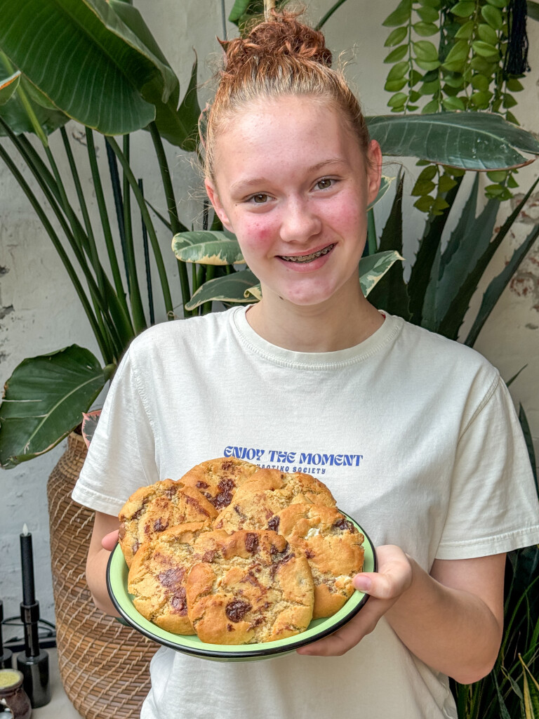 Amaranthe met zelfgebakken chocolate chip cookies: chewy koekjes met pure, melk en witte chocolade.
