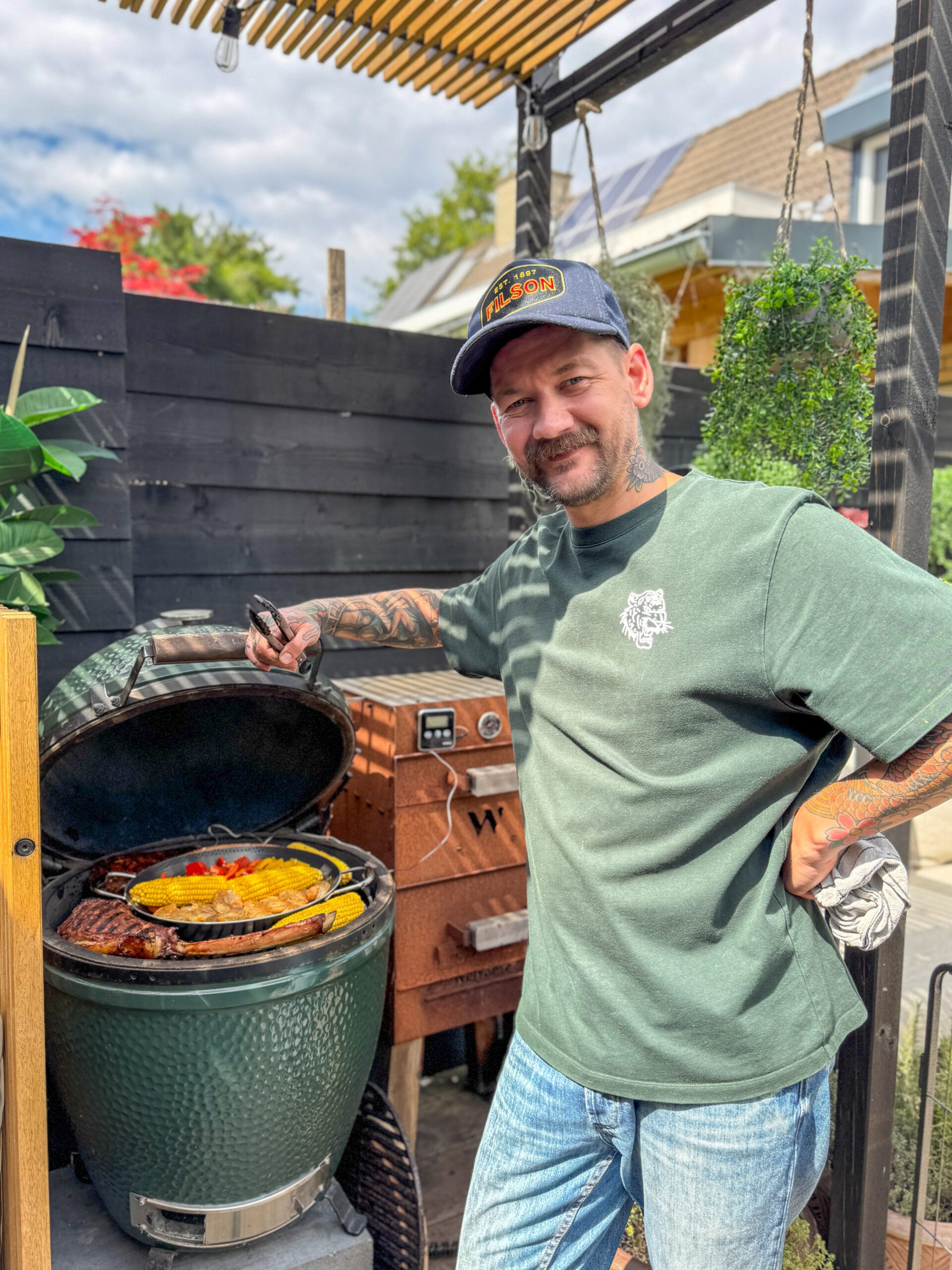 Jan Willem grilt tomahawk steak op de BBQ voor surf & turf gerecht