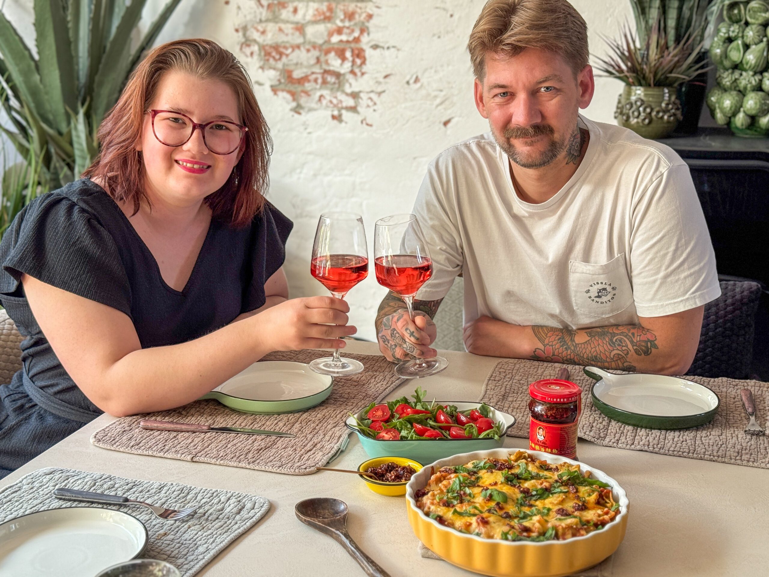 Beaudine en Jan Willem aan tafel met tortellini ovenschotel, klaar om te eten