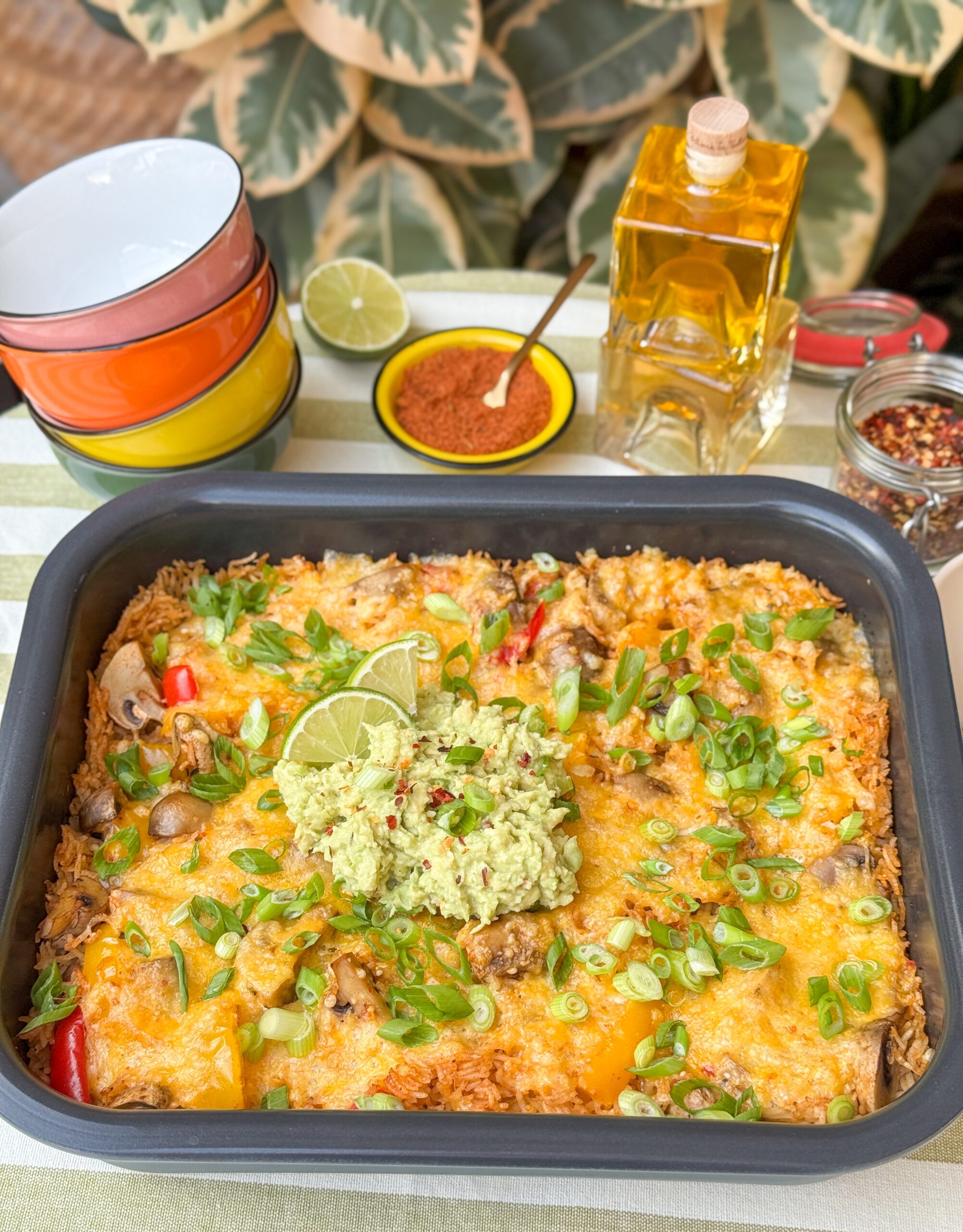 Eenpansgerecht met cajun rijst, geserveerd met guacamole