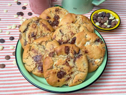 chocolate chip cookies maken recept - chewy koekjes met melk, pure en witte chocolade, versgebakken en goudbruin uit de oven