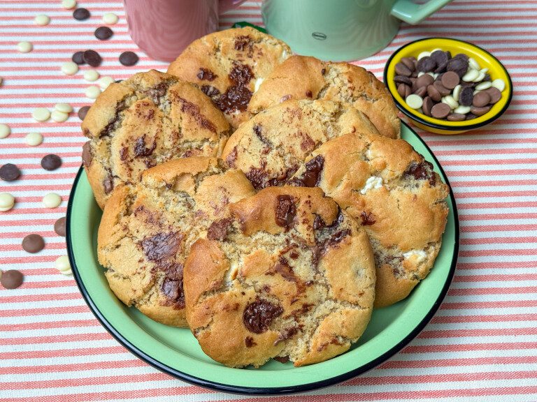 chocolate chip cookies maken recept - chewy koekjes met melk, pure en witte chocolade, versgebakken en goudbruin uit de oven