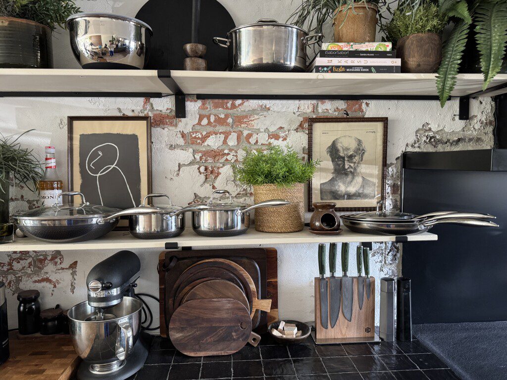 hexclad pannen in keuken van familie over de kook