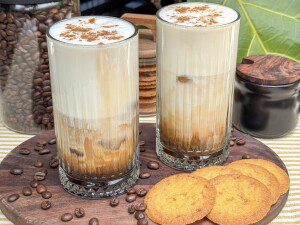 Zelf ijskoffie maken met karamelsiroop – zomers koffierecept