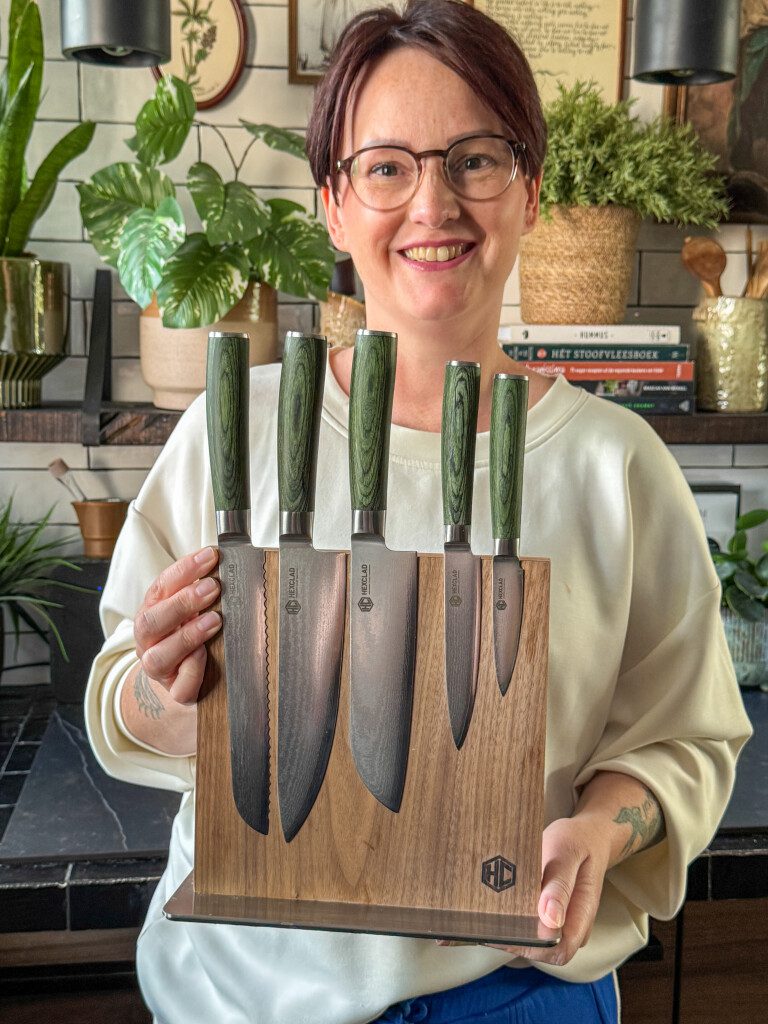 Marie Louise van Familie over de Kook met HexClad Japans messenset in de keuken
