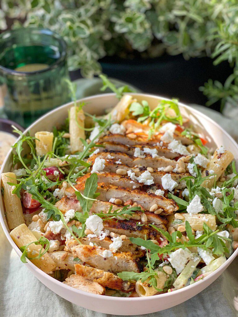 Pastasalade met honing-mosterddressing – zomerse salade, geserveerd als lichte maaltijd bij warm weer