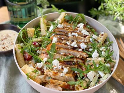 Zomerse pastasalade recept met honing-mosterddressing – ideaal gerecht voor warme dagen