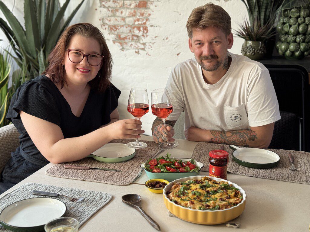 Jan Willem en Beaudine zitten samen aan tafel in de keuken, genieten van een gezellig familiemoment