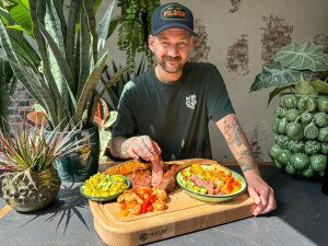 Jan Willem serveert surf & turf van de BBQ met tomahawk en garnalen