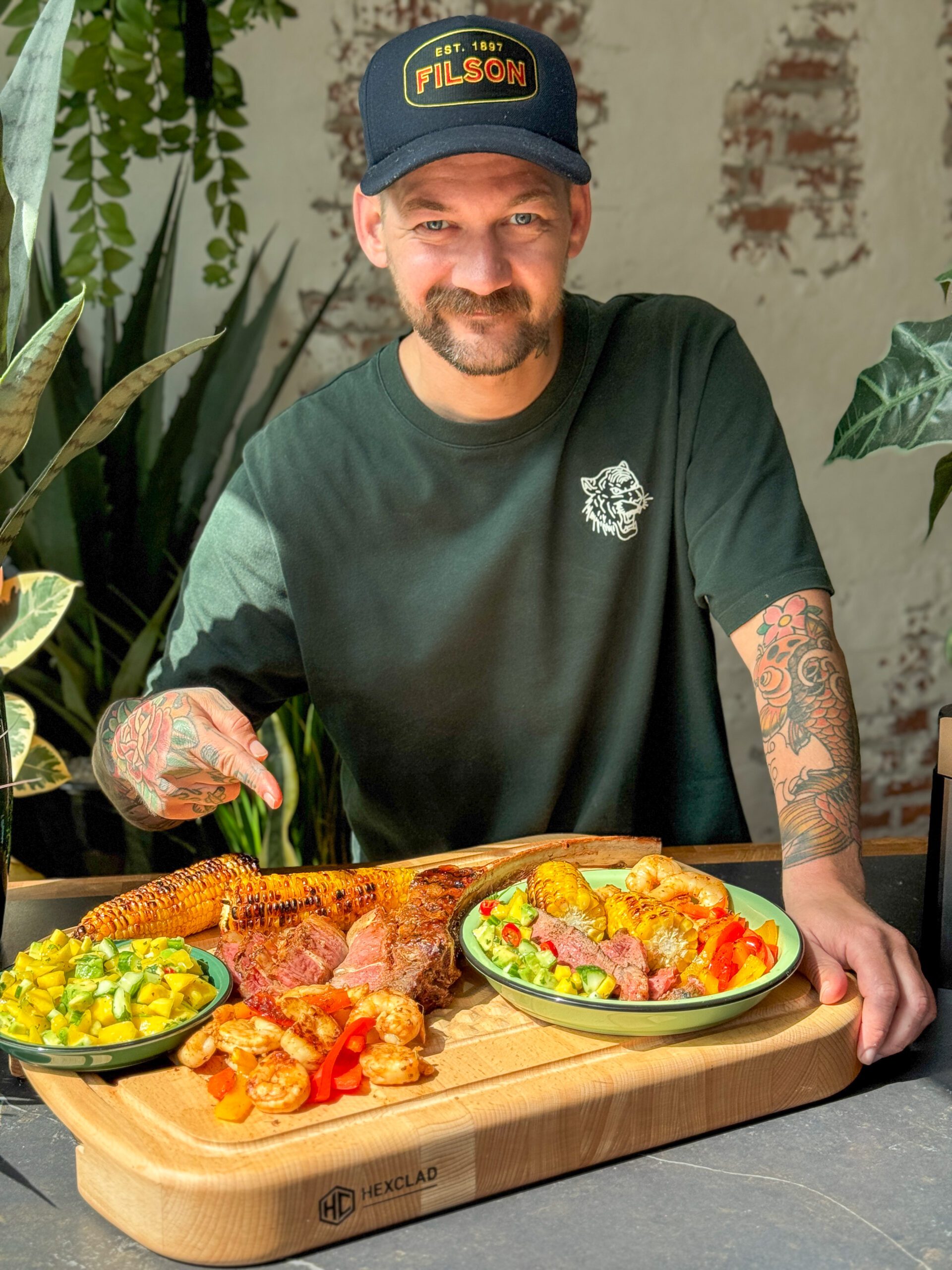 Jan Willem bij surf & turf BBQ met tomahawk steak en garnalen