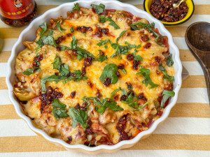 Tortellini ovenschotel met tomatensaus, kaas en crispy chili olie uit de oven