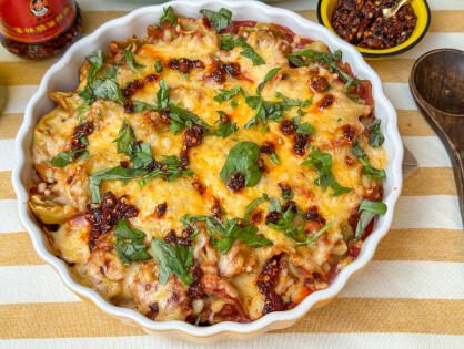 Tortellini ovenschotel met tomatensaus, kaas en crispy chili olie uit de oven