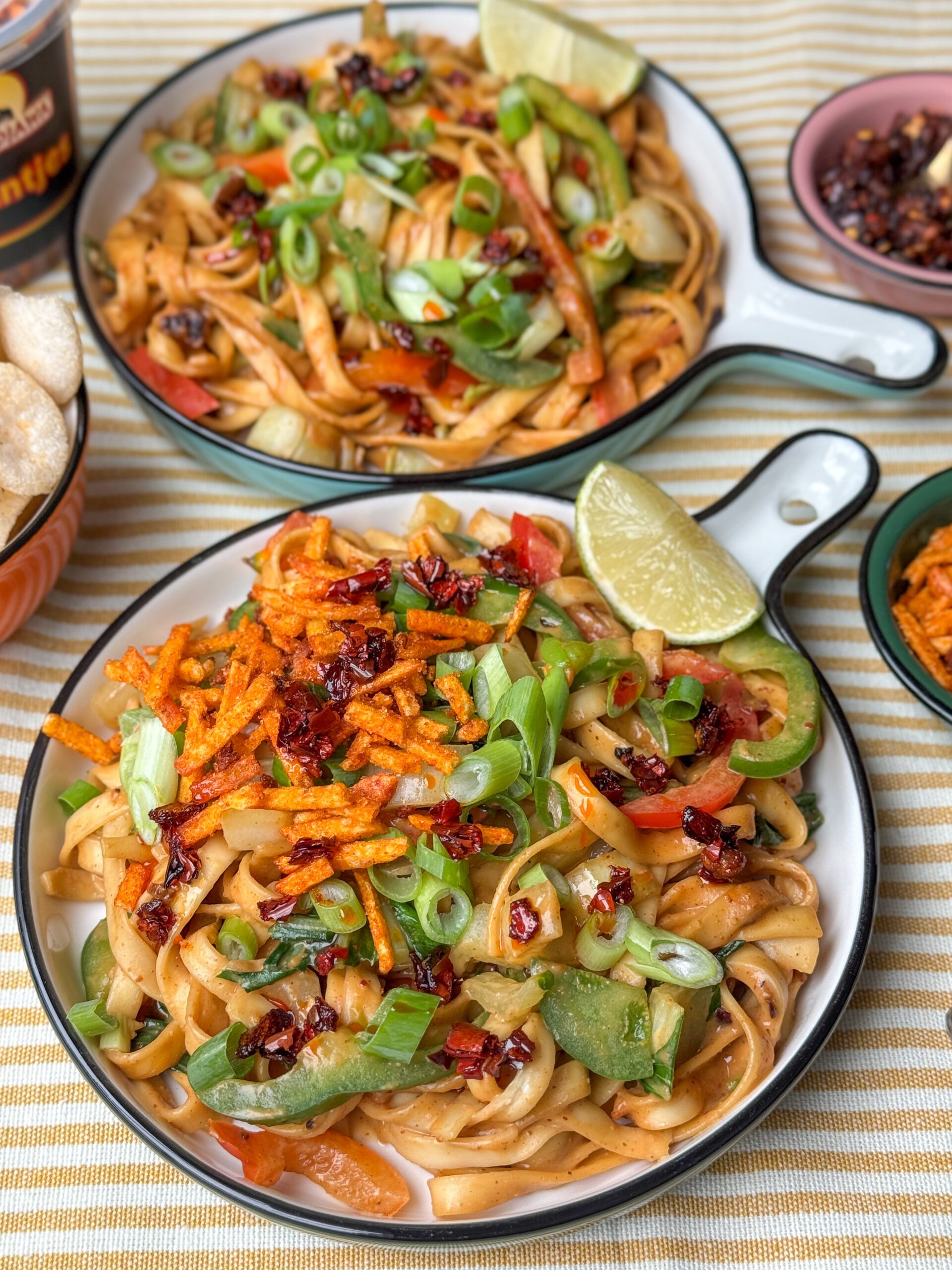 vegetarische noedels met pindasaus