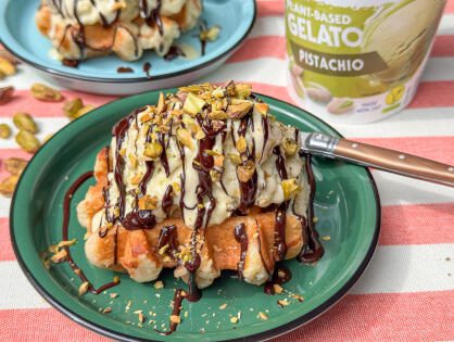 Warme wafel met pistache ijs, gesmolten chocolade en nootjes – zomers toetje recept
