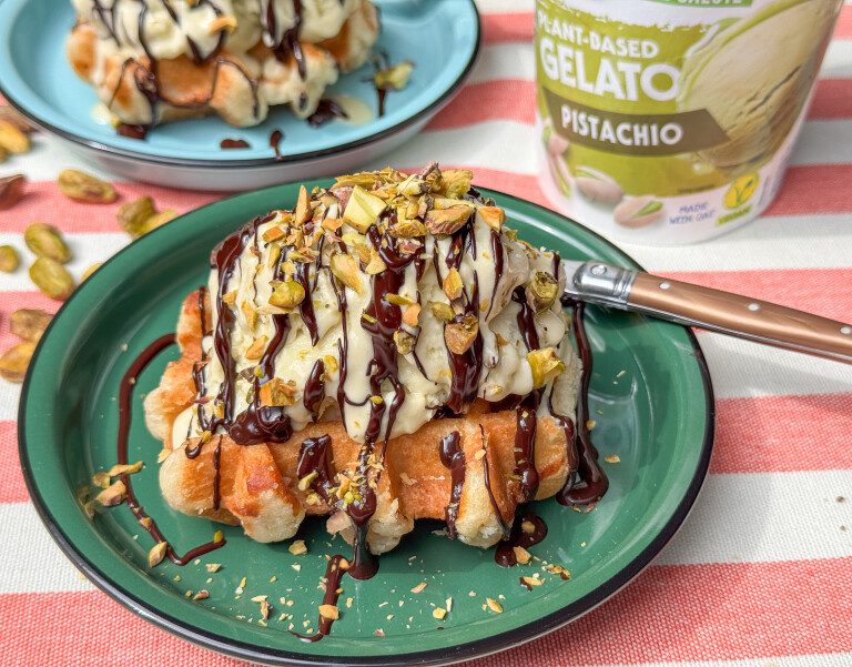 Warme wafel met pistache ijs, gesmolten chocolade en nootjes – zomers toetje recept