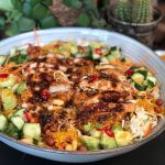 Thaise noedelsalade - zomerse salade met pittige kip en groenten in schaal