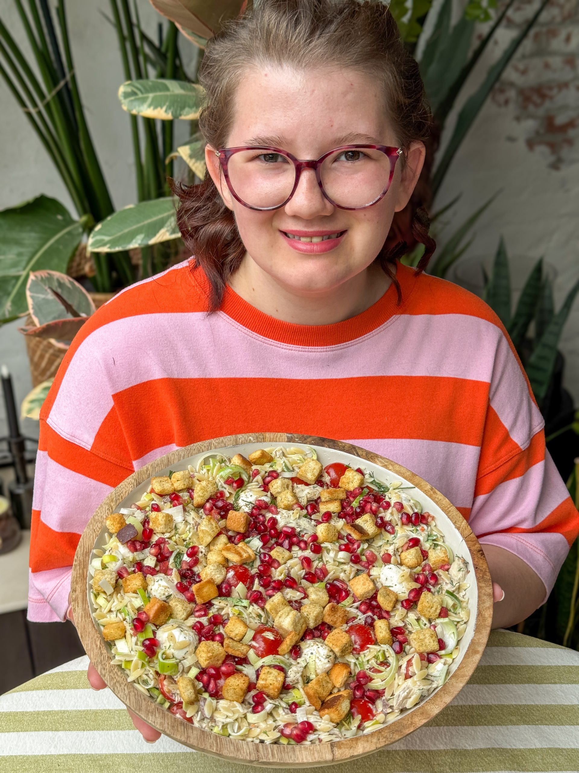 Beaudine met frisse orzo salade met makreel, zomerse maaltijdsalade met prei, tomaat, mozzarella, croutons en appel