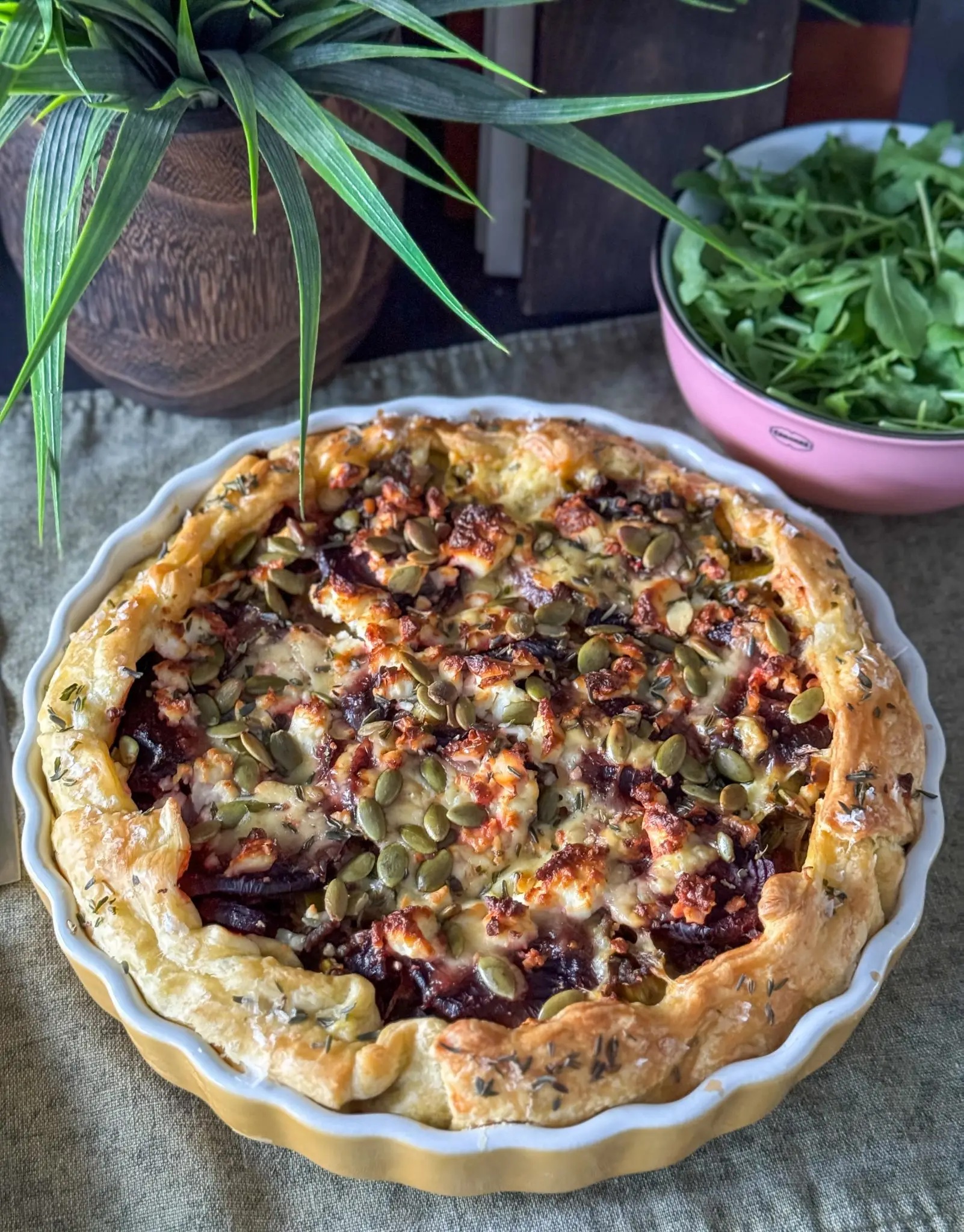 Hartige taart met biet en prei – gemaakt met seizoensgroenten juli, uit de keuken van Familie over de Kook