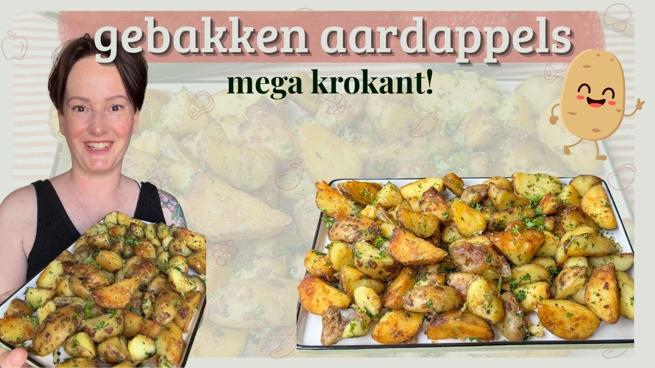 krokant gebakken aardappels uit de pan met verse kruiden en knoflook, geserveerd op een groot wit bord