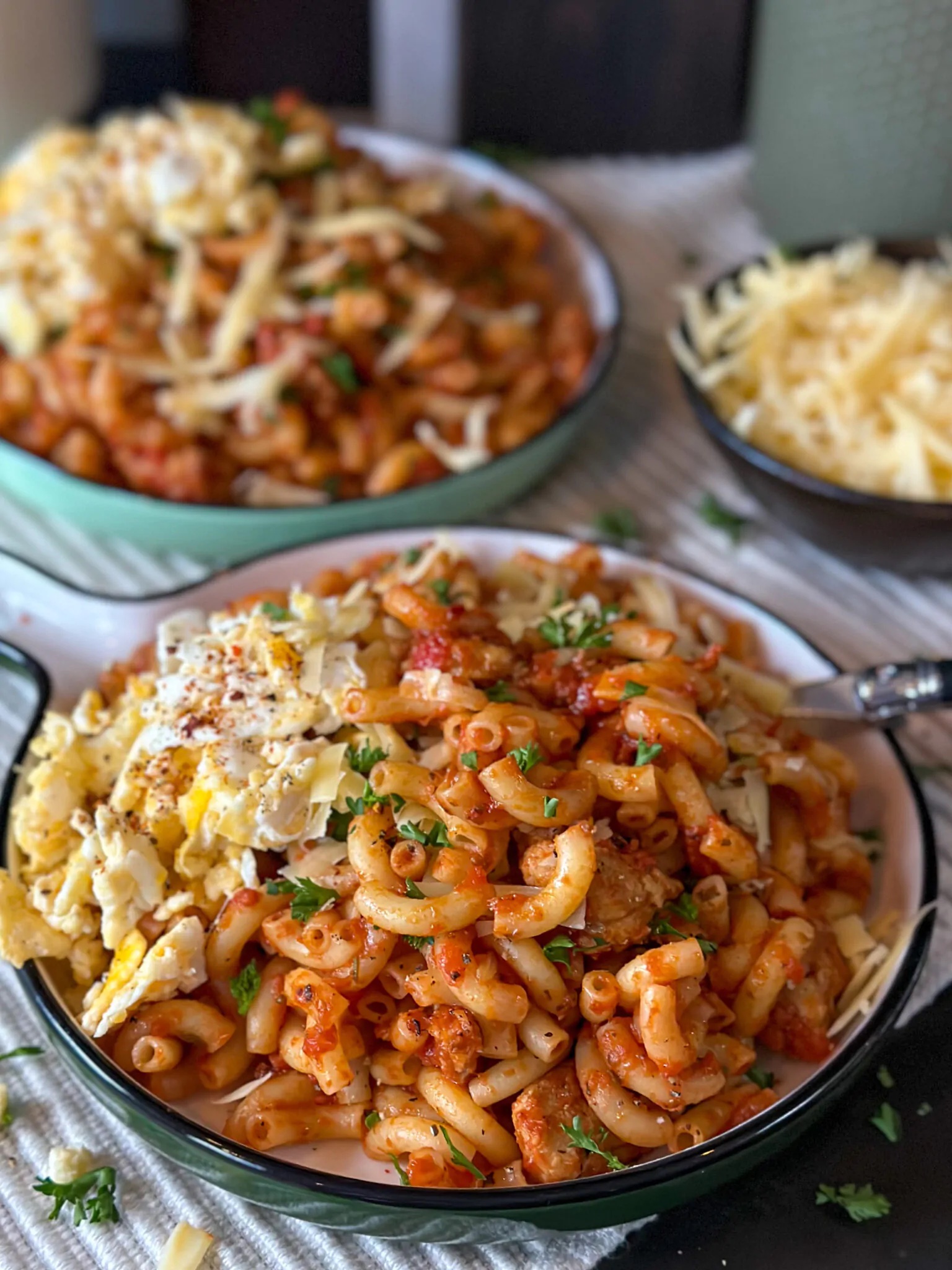 macaroni met verse worst in tomatensaus: makkelijk pastarecept uit weekmenu 28 van Familie over de Kook