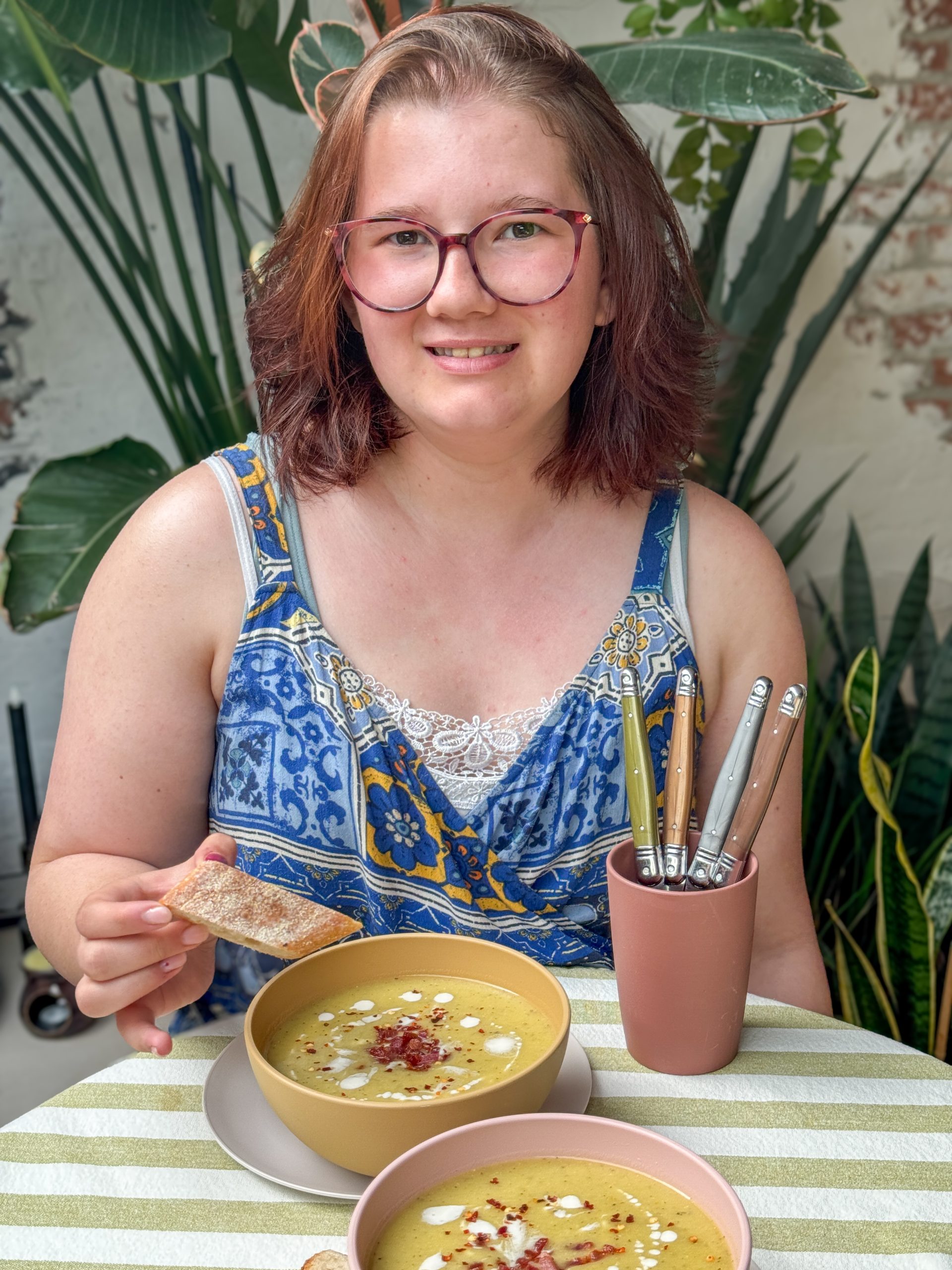 mosterdsoep met spekjes en prei - Beaudine eet zelfgemaakte soep met stokbrood
