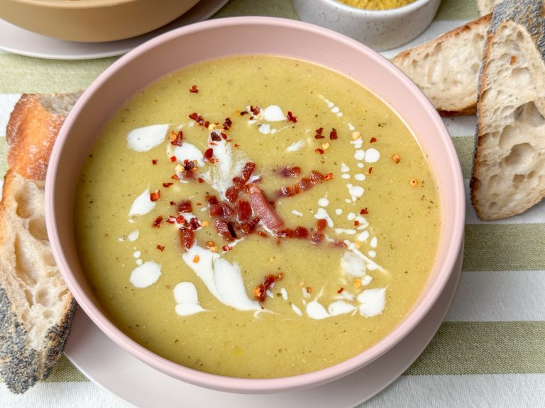 mosterdsoep met spekjes - romige soep met grove mosterd, aardappel en prei geserveerd in roze kom