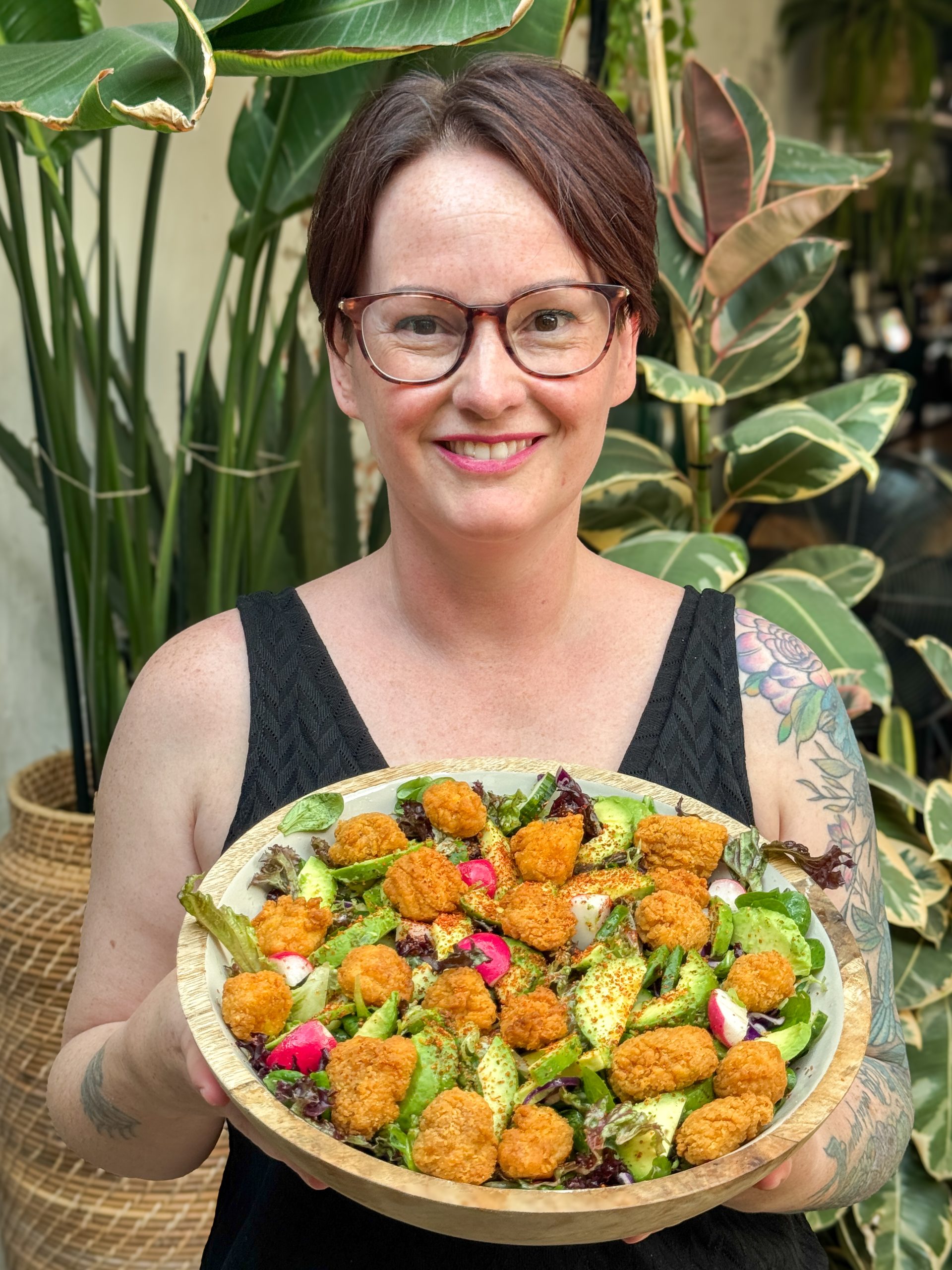 Marie Louise houdt de salade met kipnuggets in een schaal vast, makkelijk en zomers recept