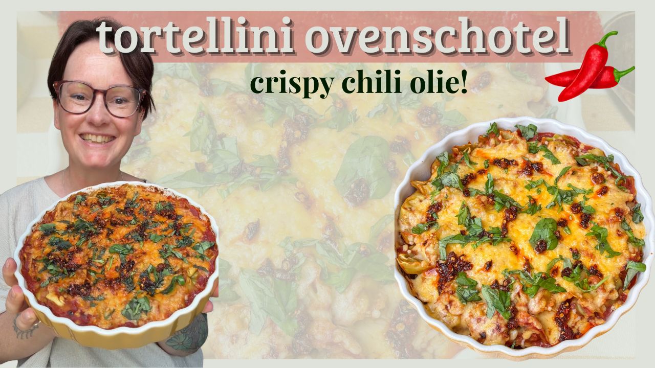 tortellini ovenschotel met recept met crispy chili olie in ronde ovenschaal met gesmolten kaas - makkelijk zelf te maken