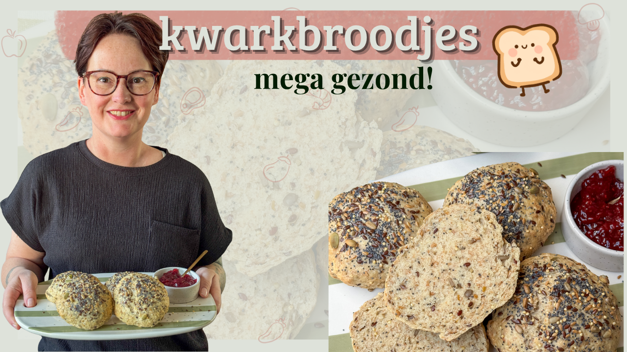 Kwarkbroodjes recept – Marie Louise houdt bord met volkoren kwarkbroodjes vol zaden en pitten vast, met homemade jam en vrolijke uitstraling