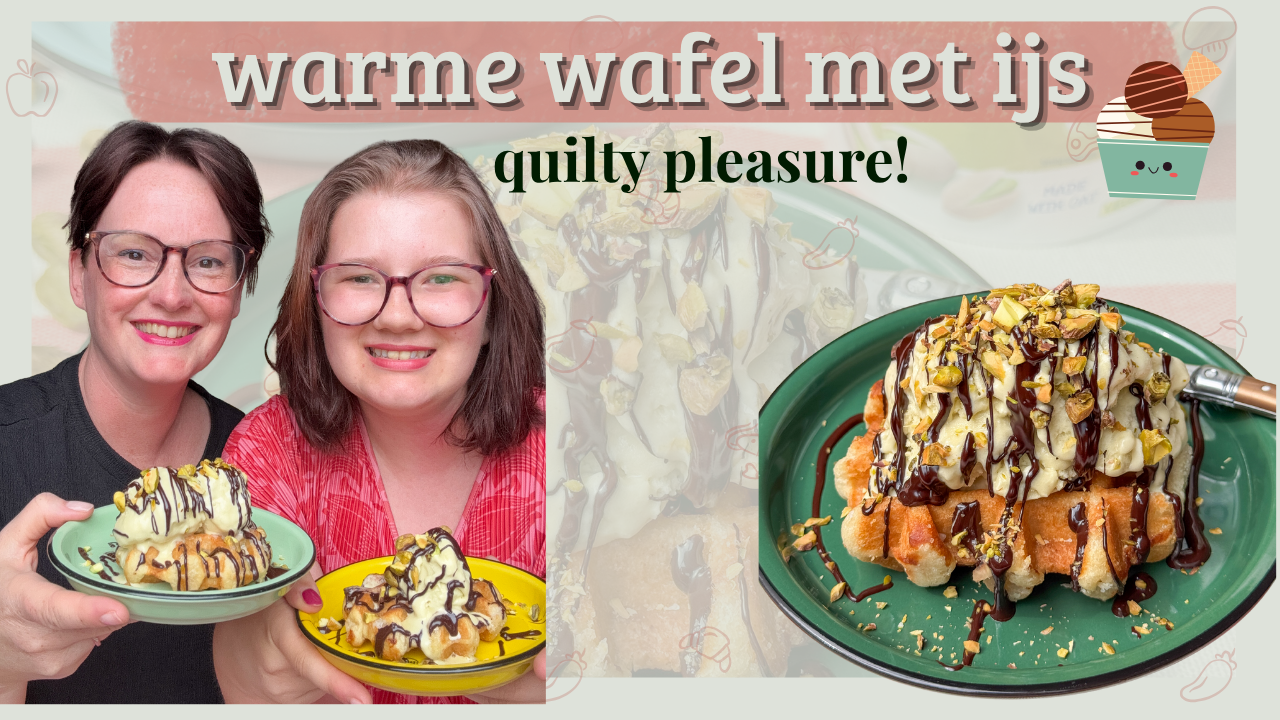 Warme wafel met ijs recept – Marie Louise en Beaudine houden borden met warme Luikse wafel, vanille-ijs, chocoladesaus en pistachenoten vast, vrolijke sfeer