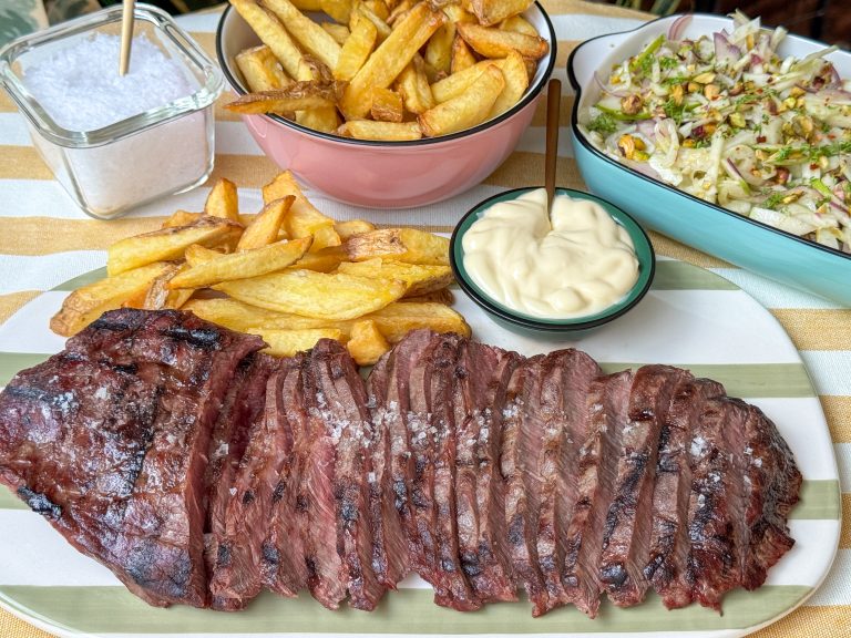 flat iron steak van de bbq met friet en frisse venkelsalade
