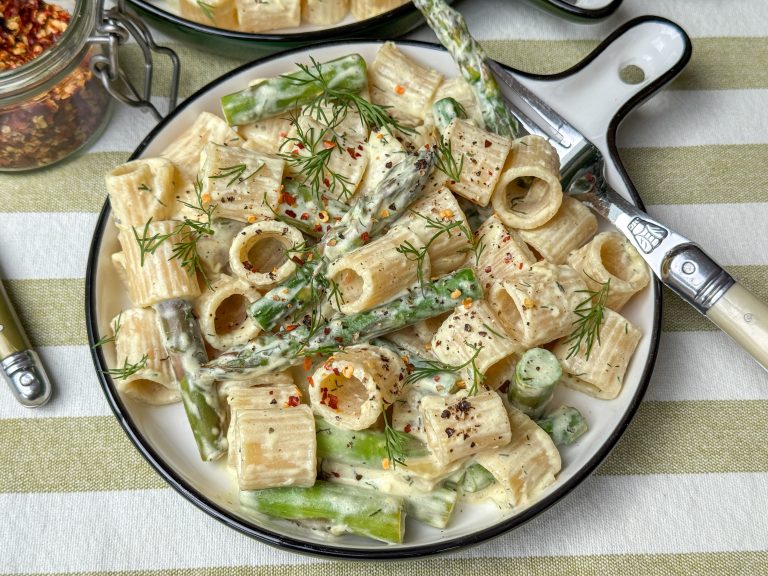 pasta met groene asperges, citroen en dille op rond bord