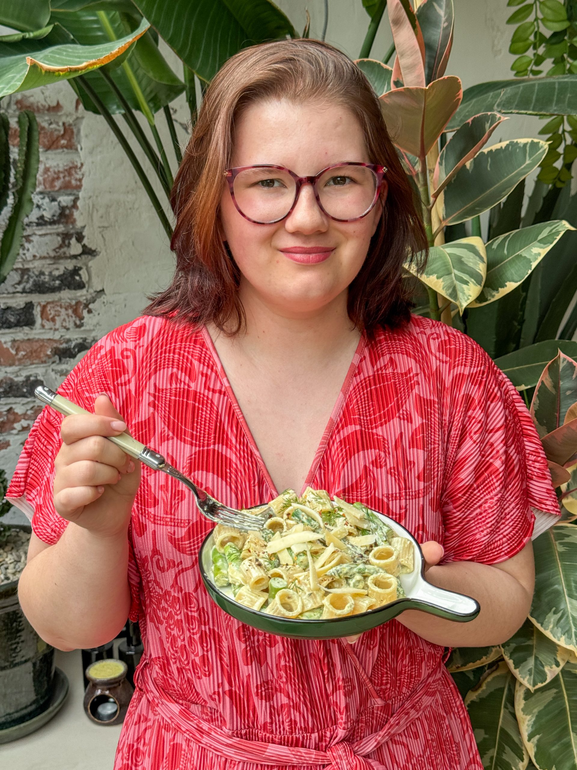 pasta met groene asperges in romige saus met citroen en dille vastgehouden op rond bord
