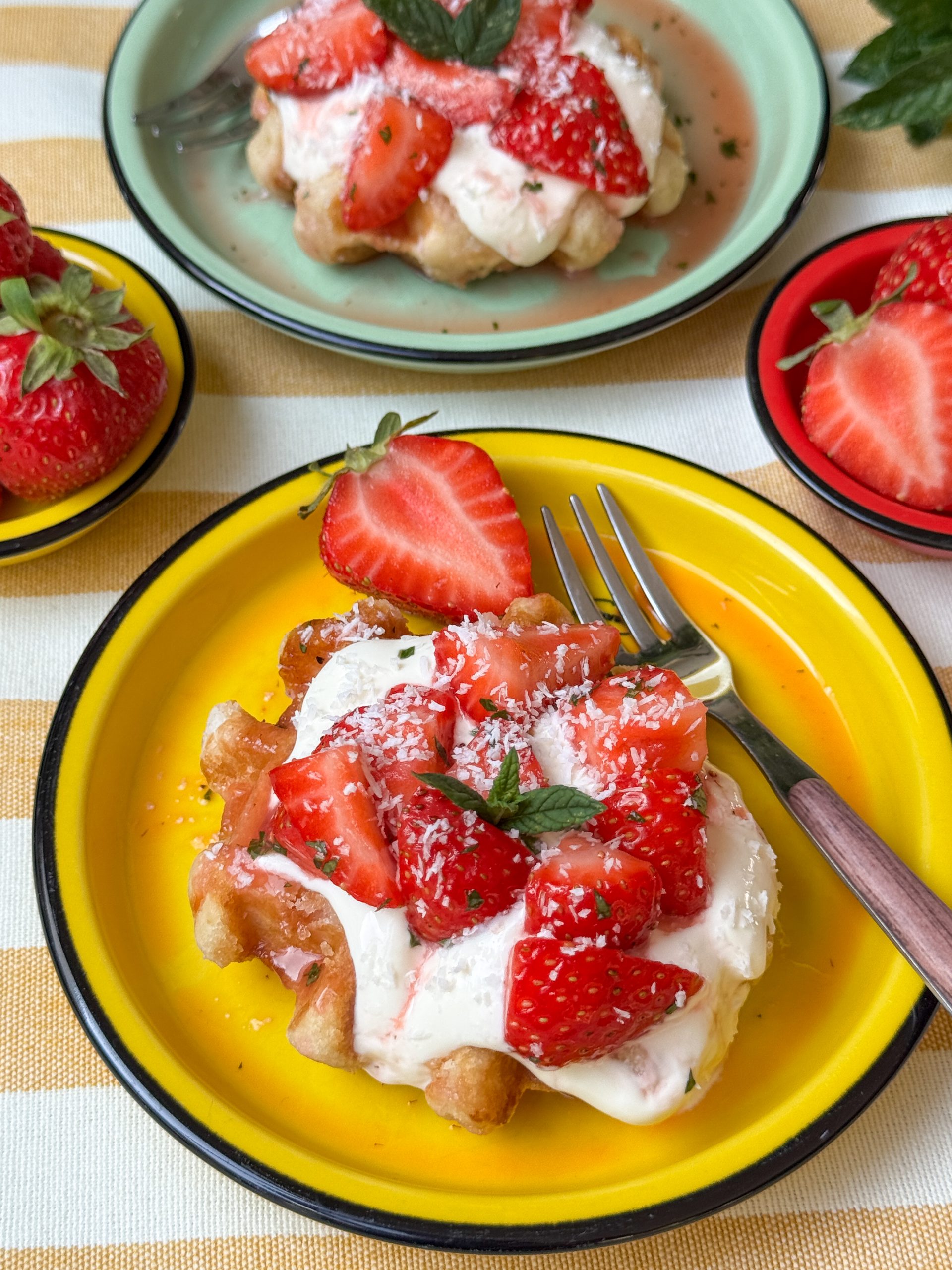 zomers toetje met gemarineerde aardbeien 