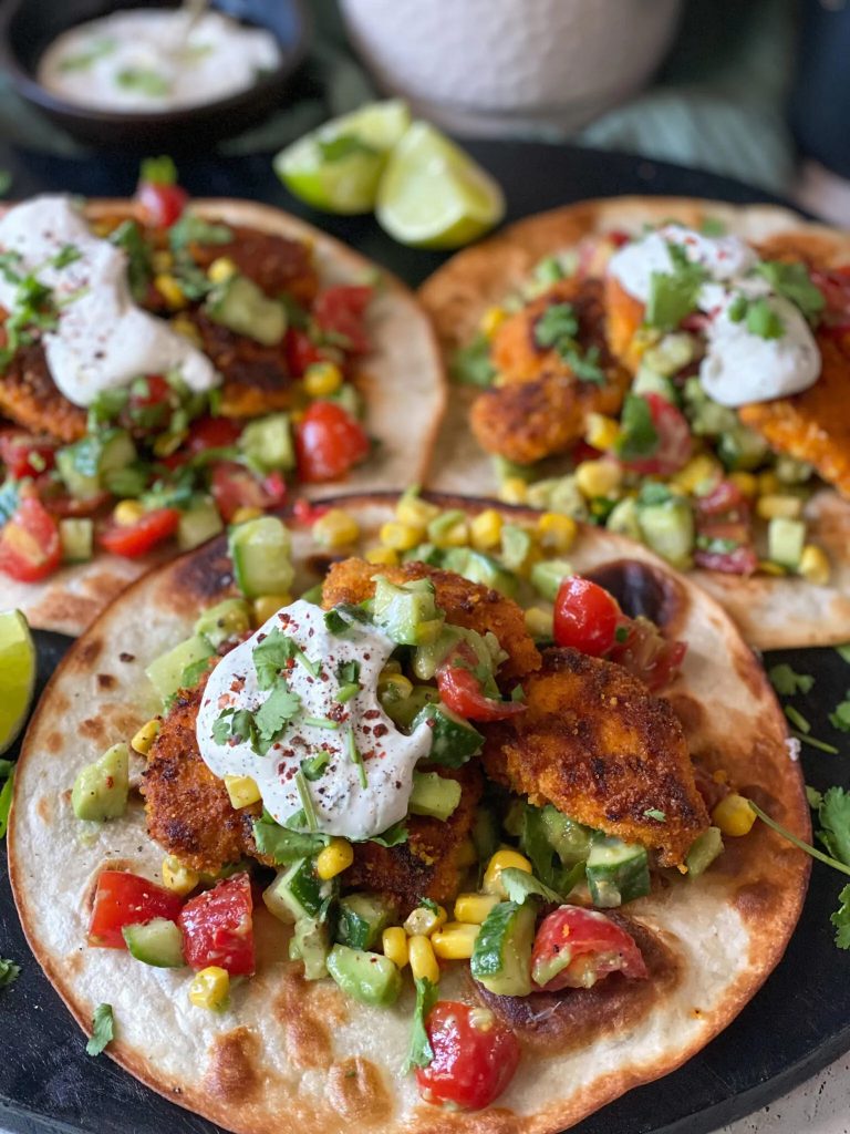 weekmenu 33 - wraps met gepaneerde kip, frisse salsa, geserveerd op een houten plank