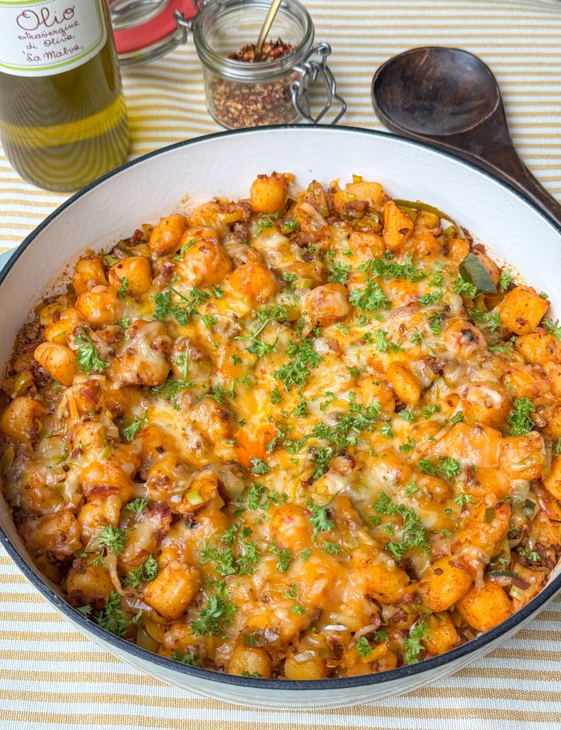 eenpansmaaltijd met krieltjes en gehakt maar ook met paprika, prei en gesmolten kaas geserveerd in pan