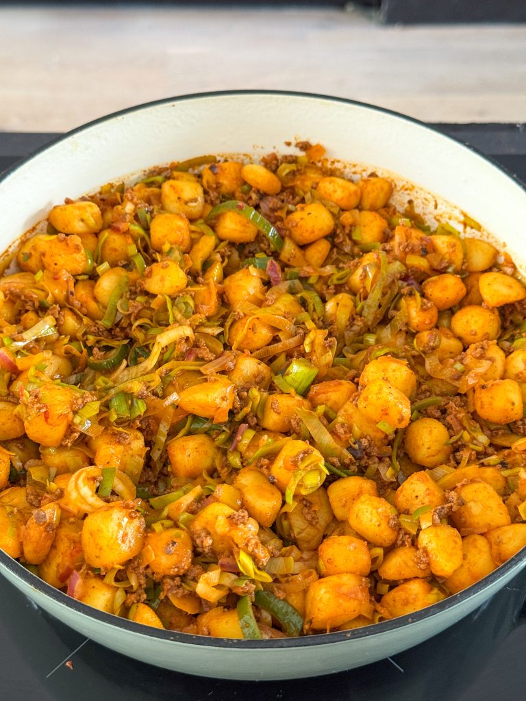 eenpansmaaltijd met krieltjes, gehakt, paprika en prei