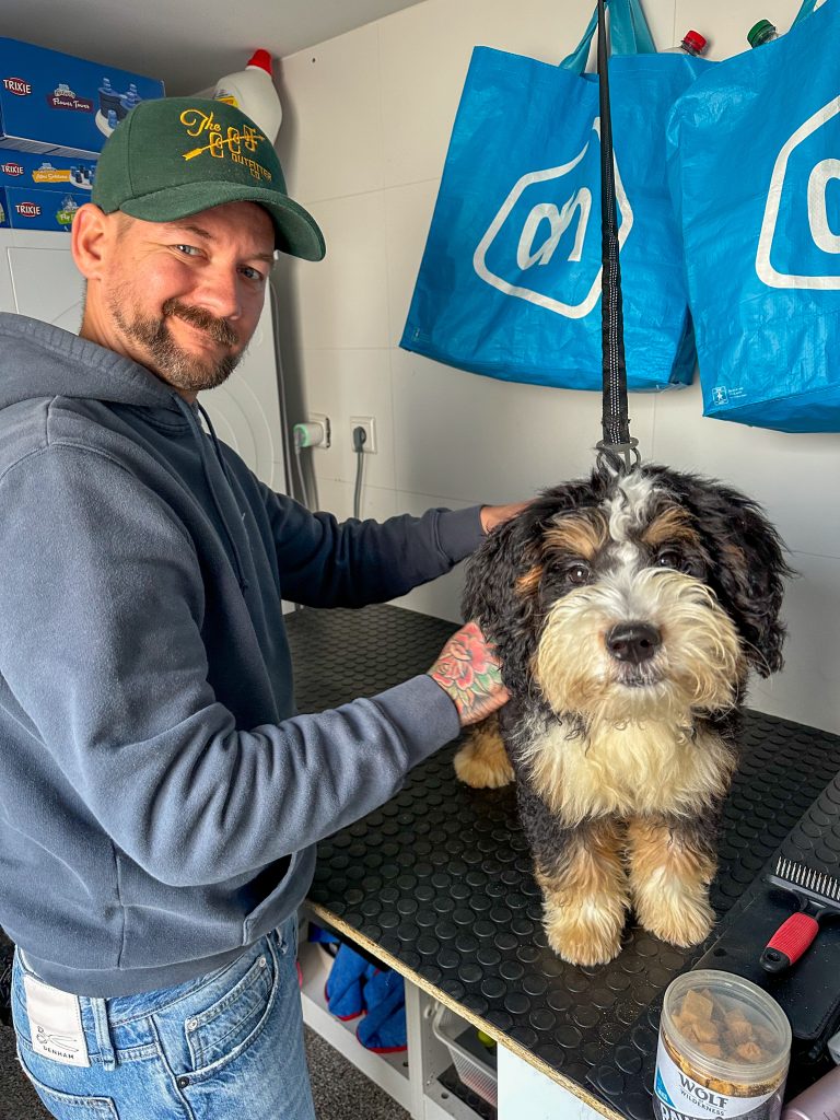 Thuis bij Familie over de kook week 39 - Legend krijgt zijn eerste trim beurt van Jan Willem
