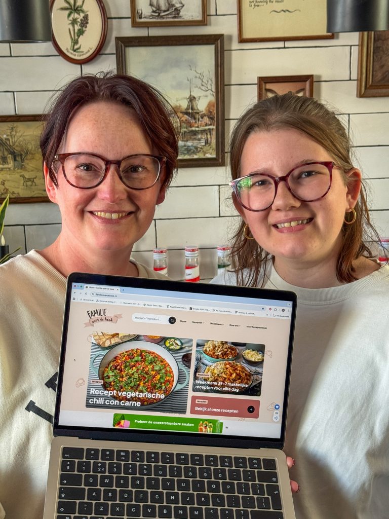 Thuis bij Familie over de kook week 39 - Beaudine en Marie Louise laten trots de nieuwe website zien