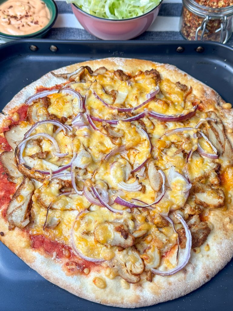 pizza kip kebab net uit de oven met gesmolten kaas