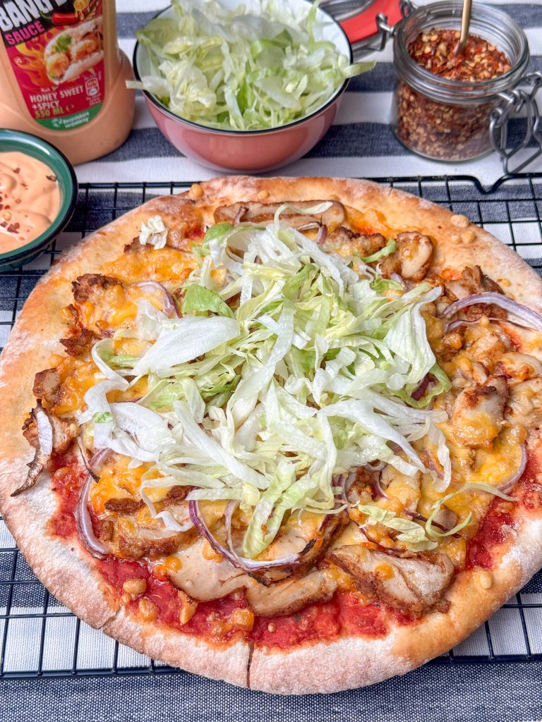 pizza kip kebab beleggen met ijsbergsla