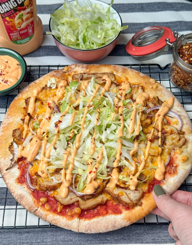 pizza met pittig gebakken rookworst en kaas