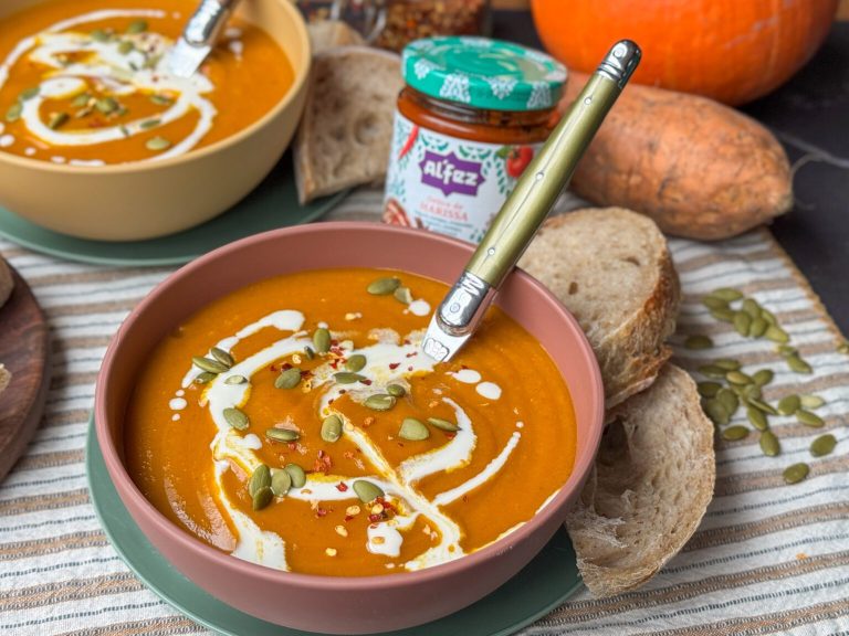 seizoensgroenten oktober romige pompoensoep met zoete aardappel in roze kom