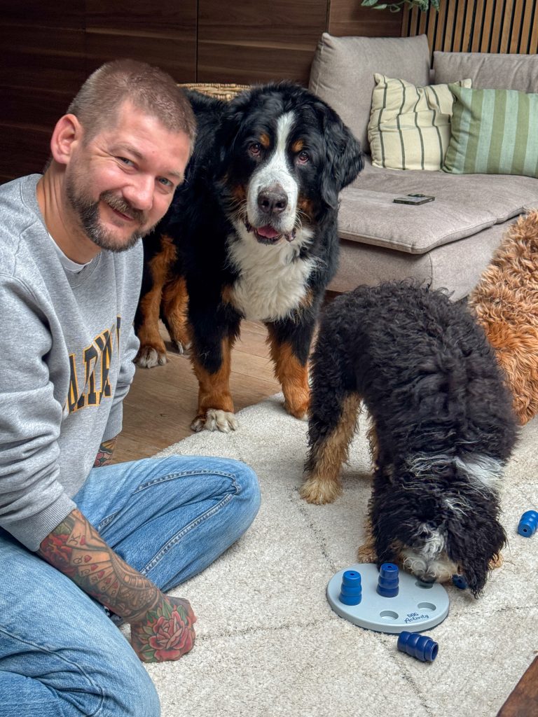 Thuis bij Familie over de kook week 39 - Jan Willem speelt een denkspel met Legend