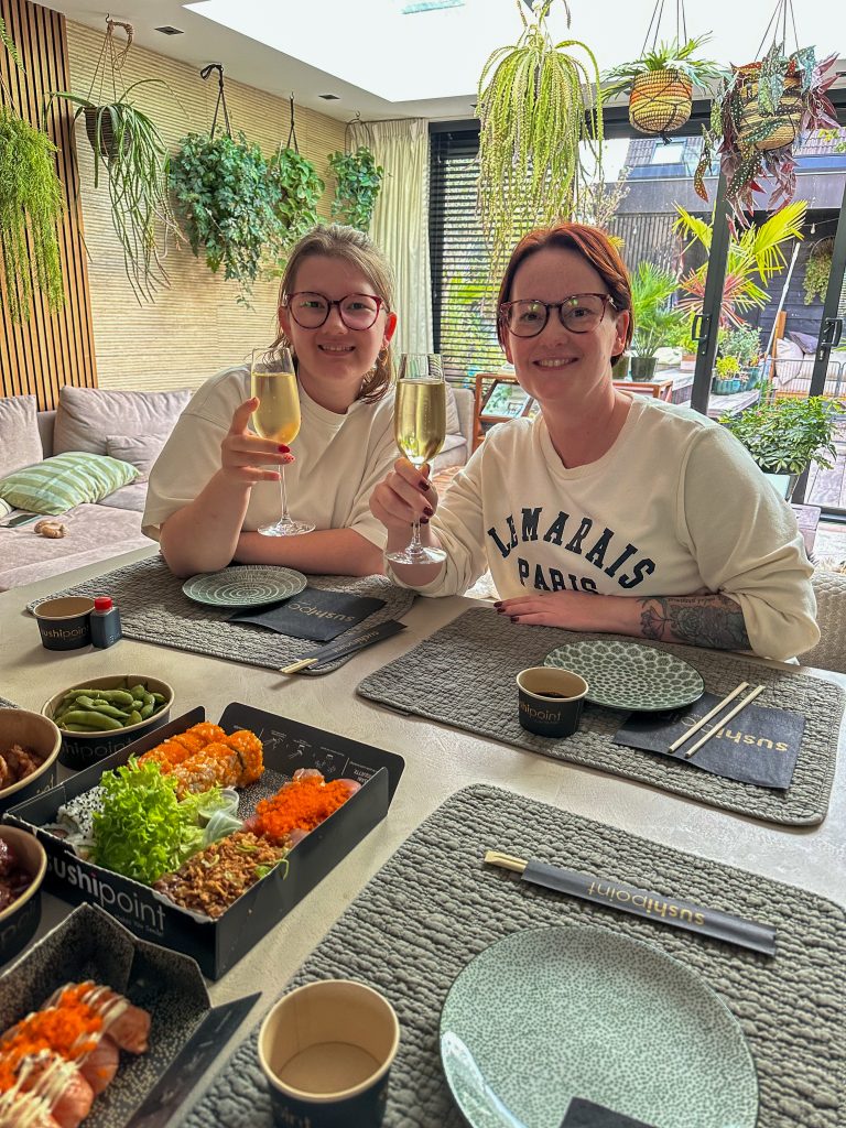 Thuis bij Familie over de kook week 39 - Maroe Louise en Beaudine proosten met bubbels tijdens het sushi eten